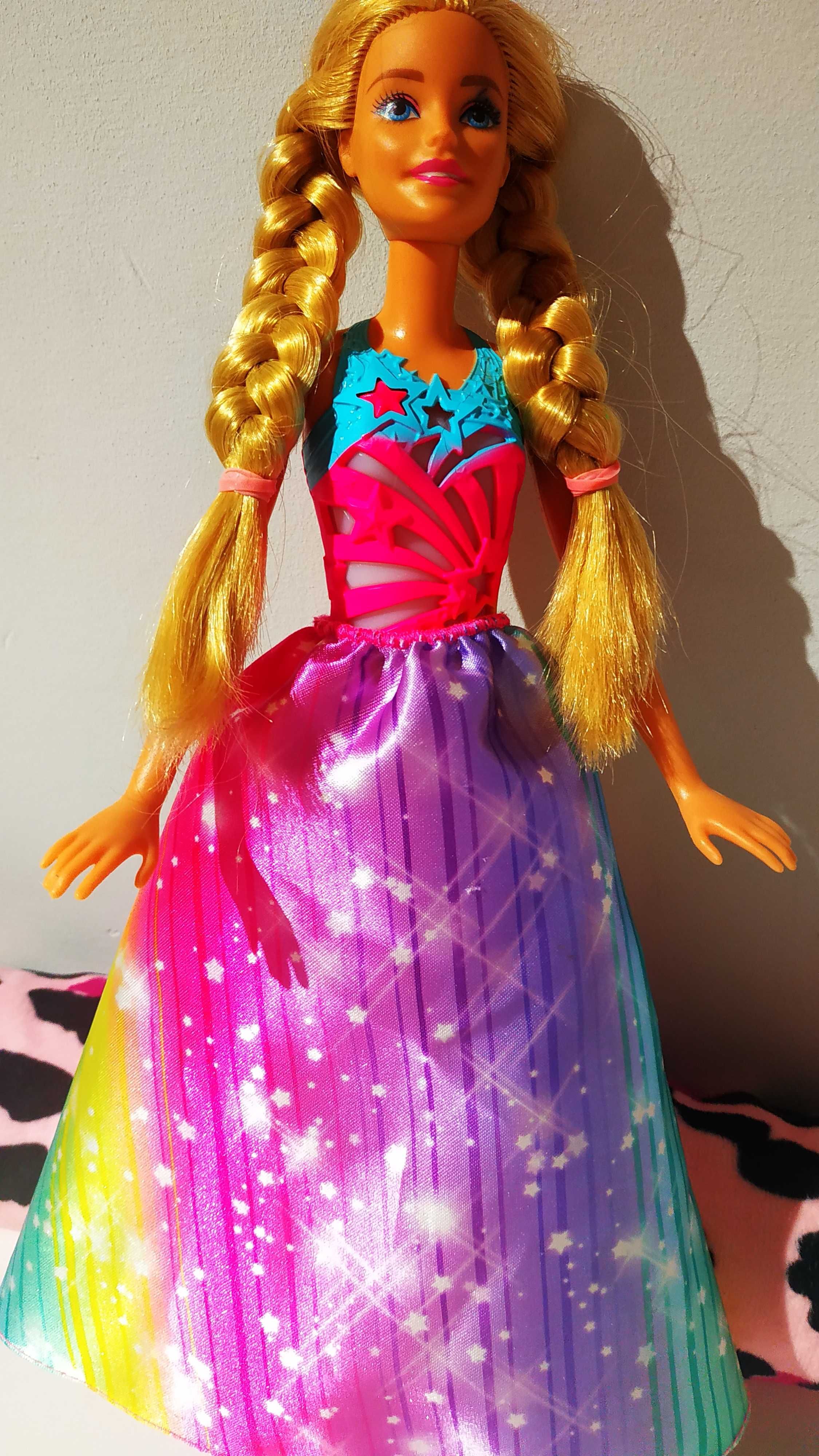 Lalka Barbie gra i świeci
