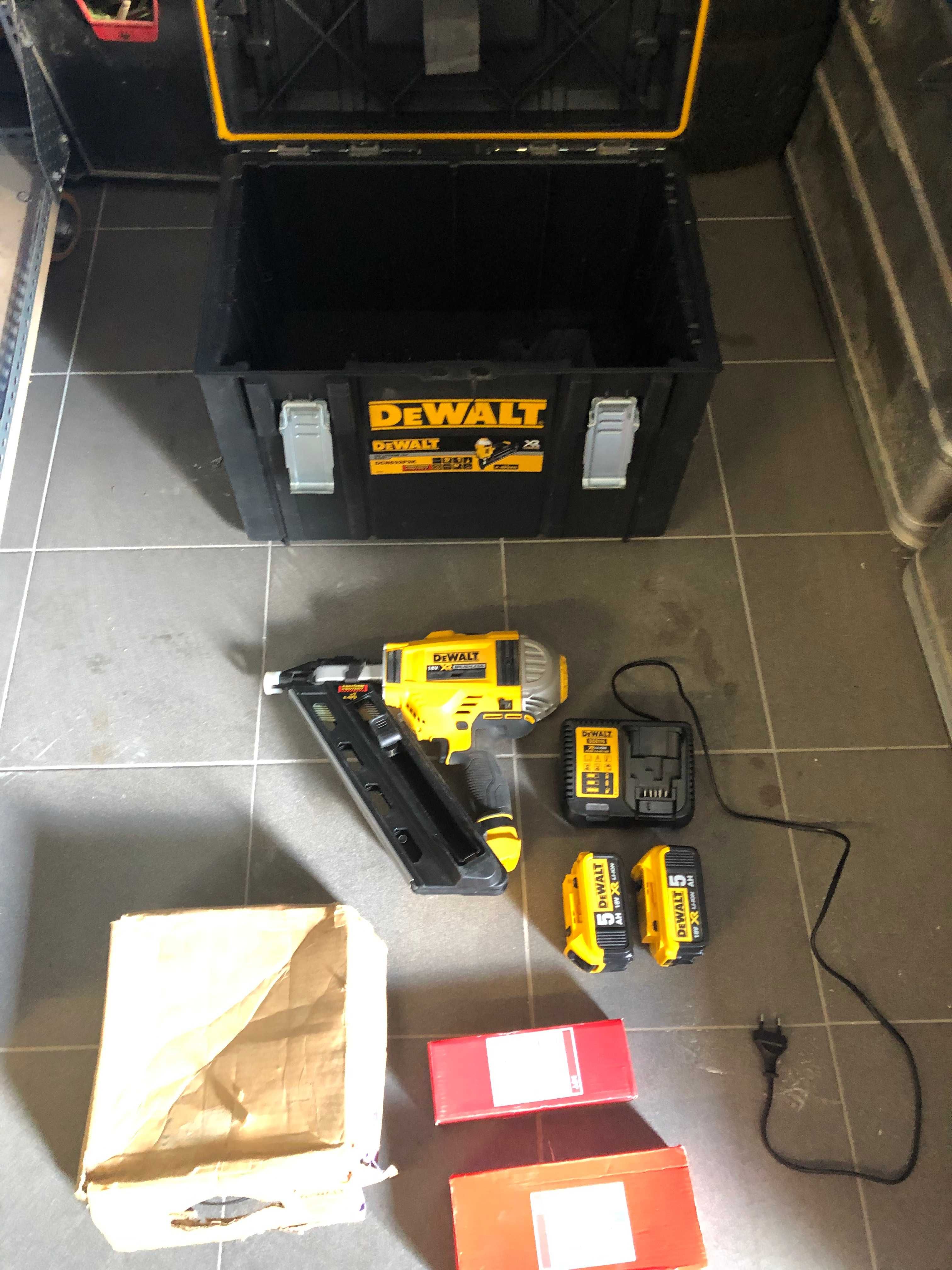 Gwoździarka Aku Dewalt 18V DCN692P2K , 2 baterie , ładowarka +gwoździe