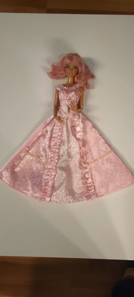 Przepiękna sukienka dla lalki Barbie