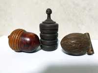 Antigos estojos para dedais e acessórios de costura em madeira