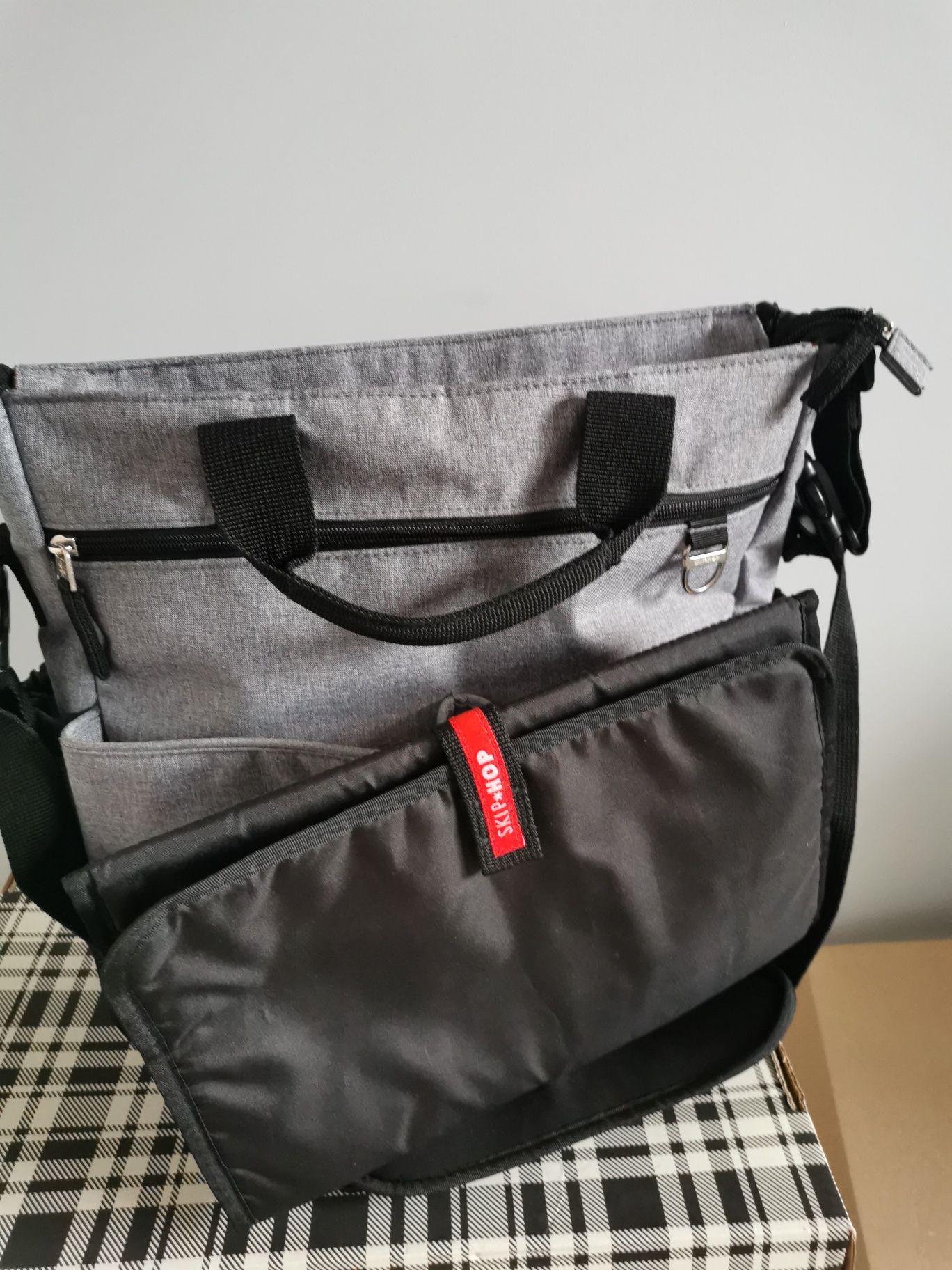 Torba SKIP HOP Duo Signature, Szara
Przestronna, pojemna
