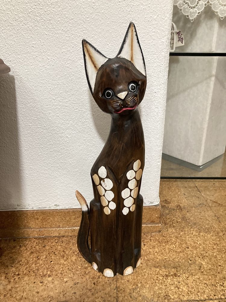 Gato de madeira decorativo