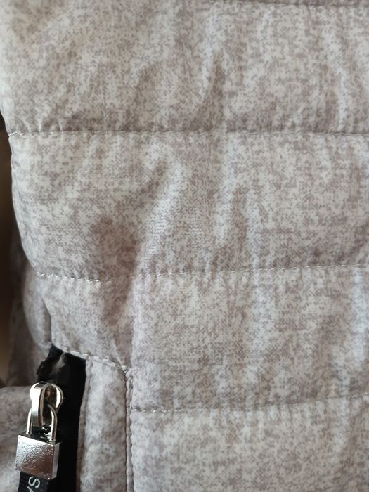 Жіноча куртка з капюшоном