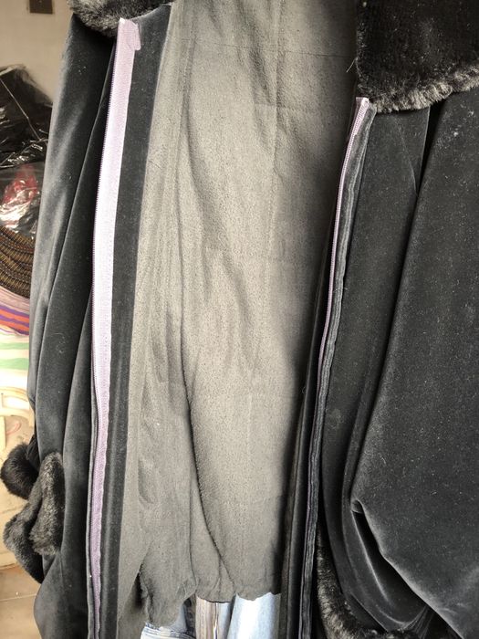 Casaco 3/4 Veludo Preto Gola e Punhos Pelo