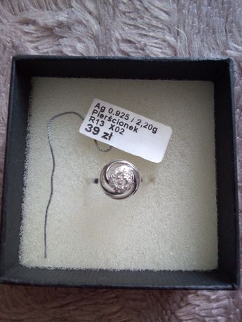 Nowy srebrny pierścionek Pr. 925