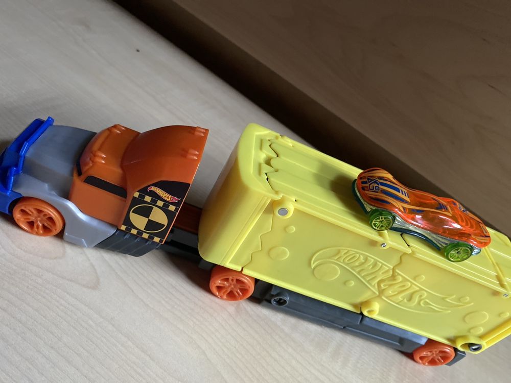 Hot Wheels Ciężarówka z kraksą i samochodzik