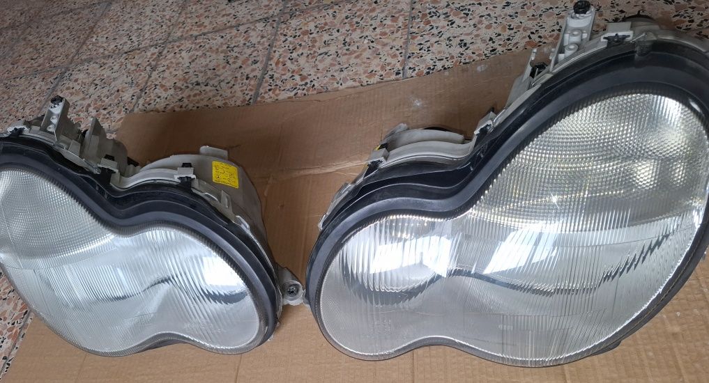 Um par de oticas mercedes