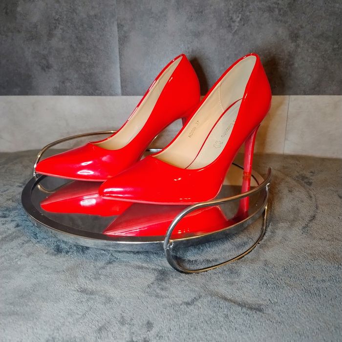 Szpilki czerwone zł czerwona podeszwa i obcas.