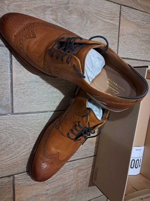 Продам почти новые фирменные мужские туфли Clarks
