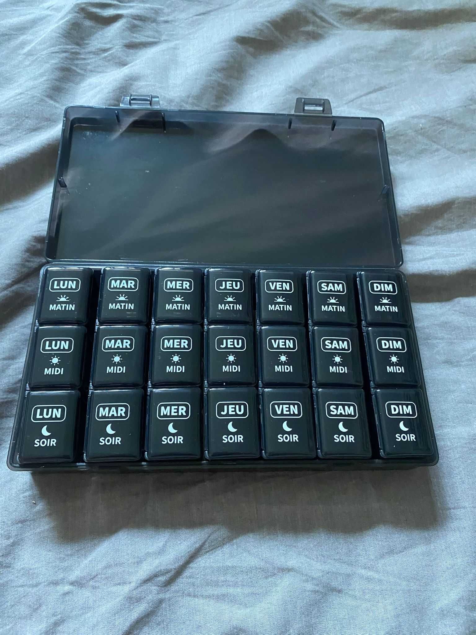 Pudełko na tabletki czarne. Podział na 7 dni i 3 pory dnia