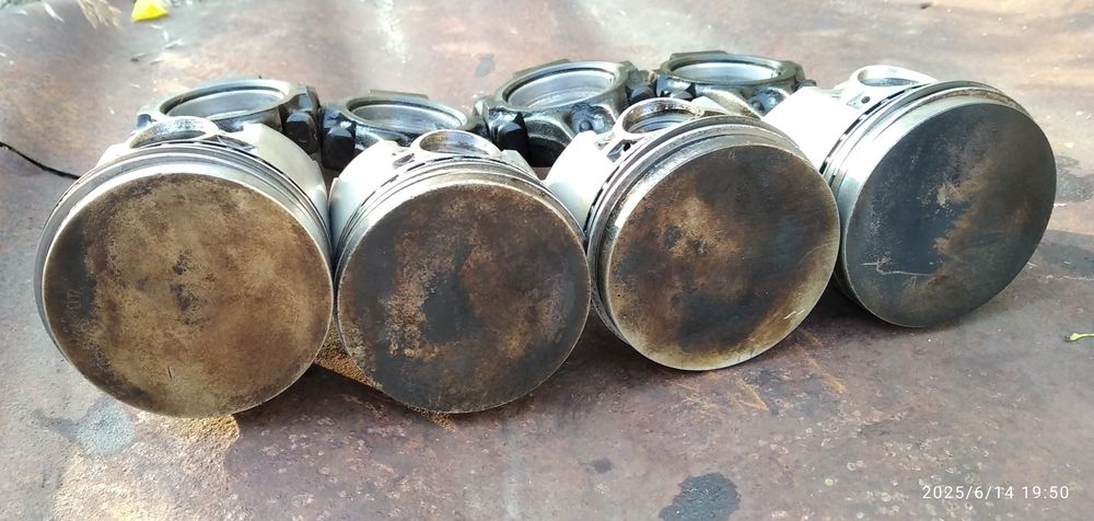 Поршні 76.8, з кільцями та шатунами ВАЗ 2101.