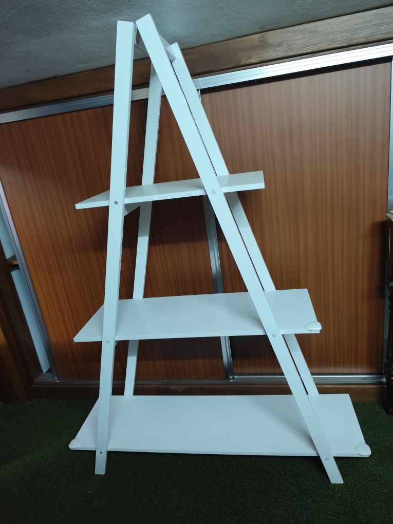 Estante triangular