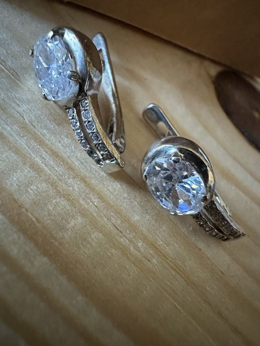 Срібні сережки з фіанітом.