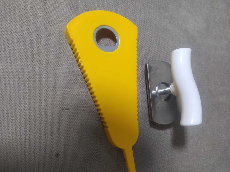 Відкривачка для гвинтових кришок універсальна