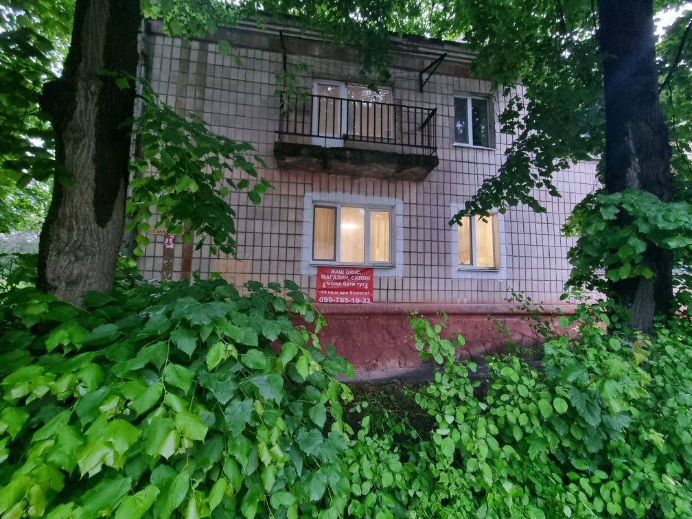 Кутова 2 кімнатна квартира 1 поверх - під комерцію або оренду