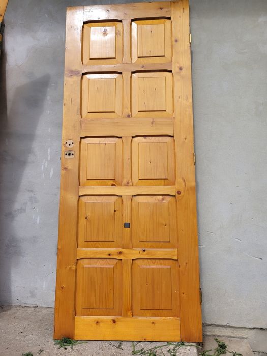 Двері міжкімнатні, дерев'яні, в кладовку, у вітальню без коробки