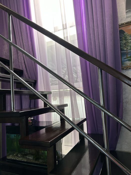 Сходи дерев'яні в будинок  б/у 15 штук із поручнями.