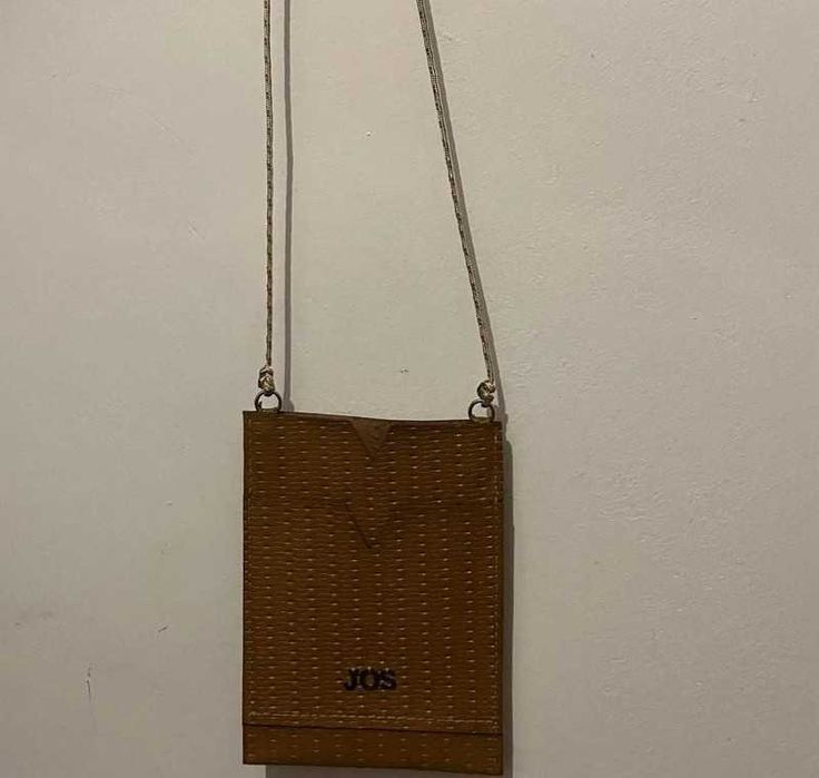 Pequena bolsa artesanal de mulher