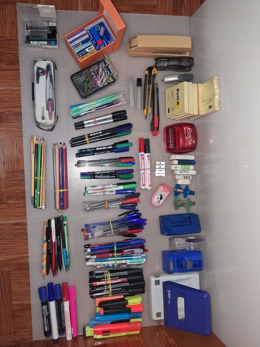 Diverso Material Escolar e de Escritório