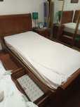 Uma cama de solteiro para vender por 145 euros