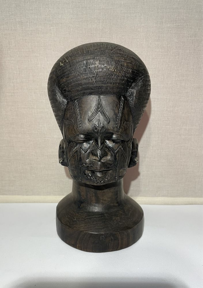 Antigo Busto Africano feminino em madeira Pau Preto com brincos argola
