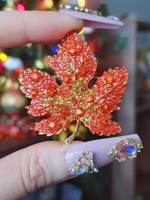 Broche / pregadeira /alfinete folha laranja outono, cristais e emalte
