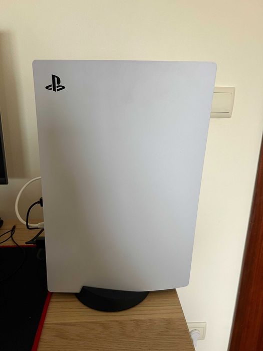 PlayStation 5 825GB (CFI-1216A), com leitor de discos.