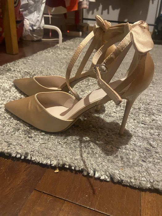 Sapato cetim bege tamanho 40