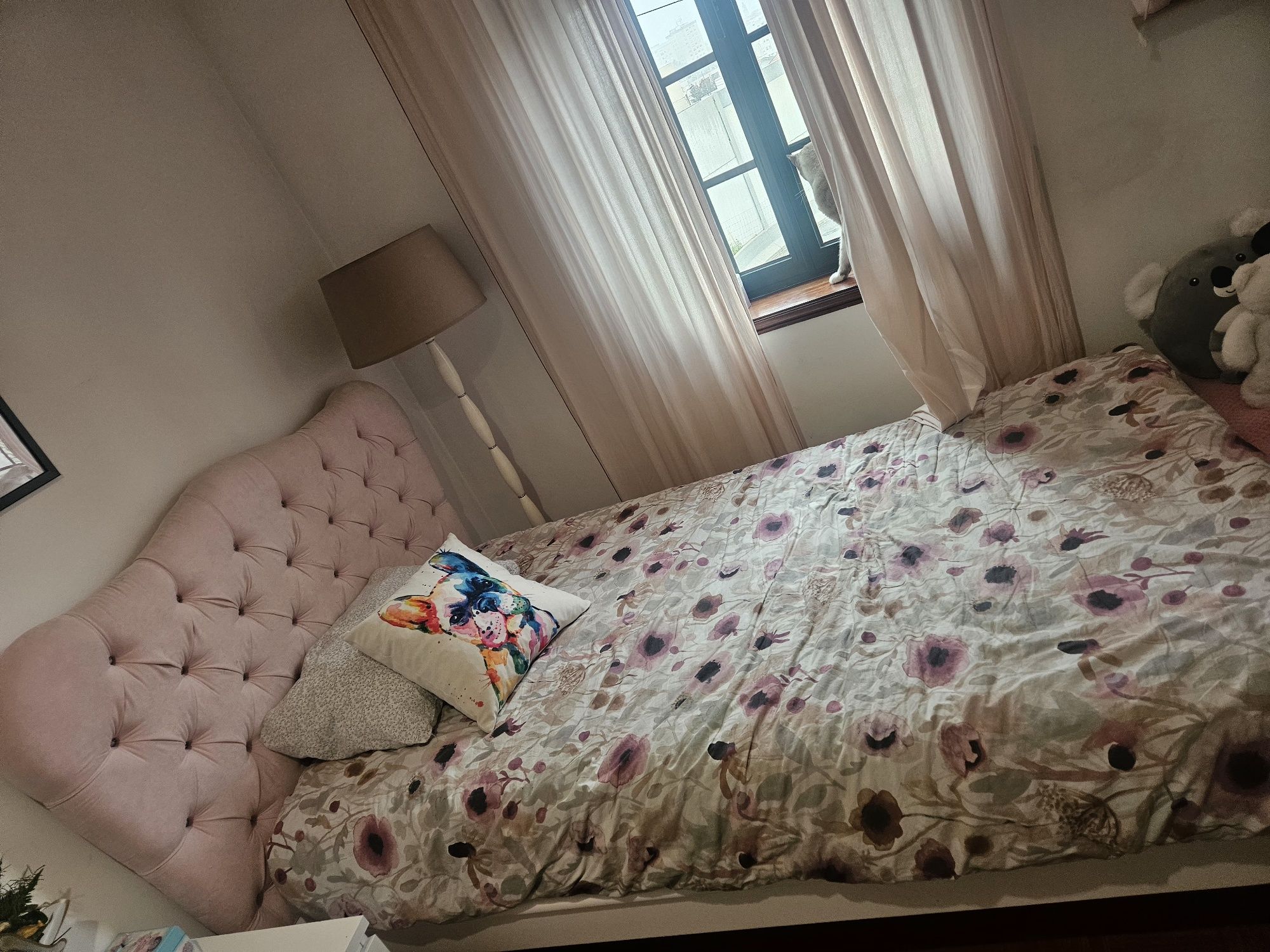 Cama de menina corpo e meio