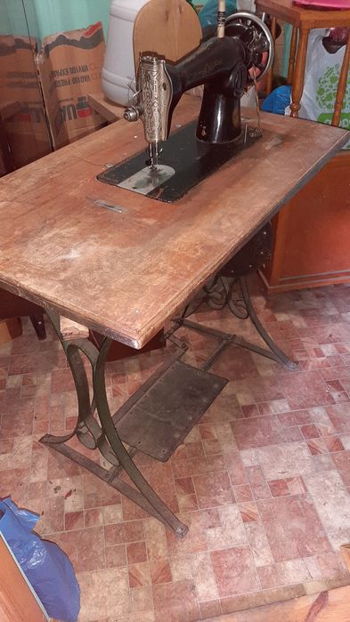 Продам швейну "Подолку" ножну М2