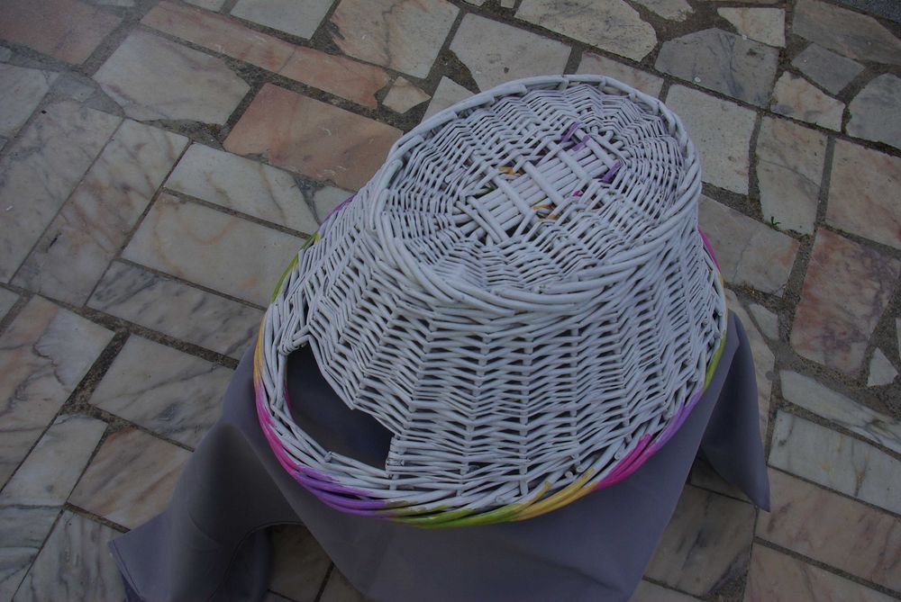 Cesta de vime renovada. Decorada. Pintada e envernizada