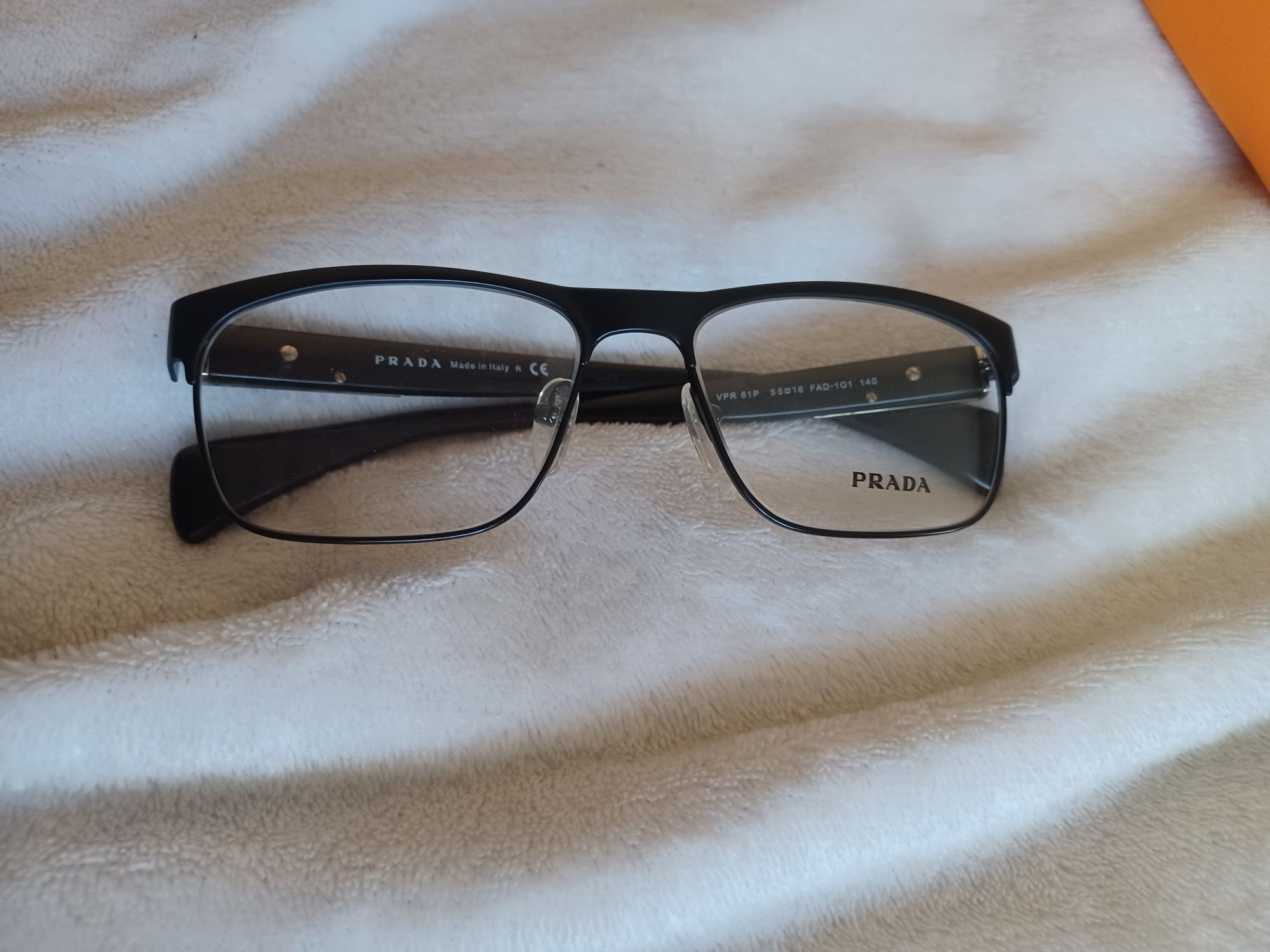 Okulary-oprawka Prada.