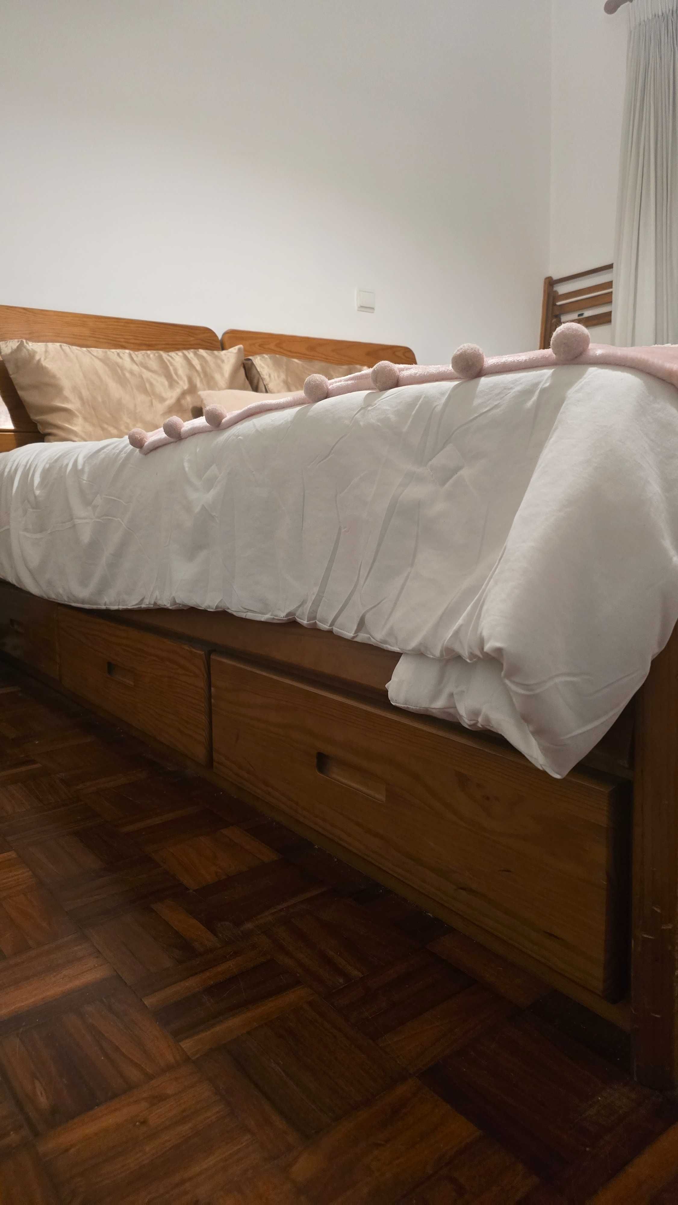 MOBÍLIA QUARTO CASAL- cama, 2 mesas cabeceira e cómoda
