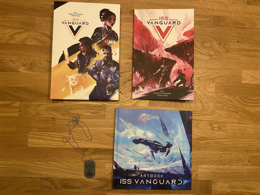 ISS Vanguard - extras (artbook, niesmiertelnik, komiks)