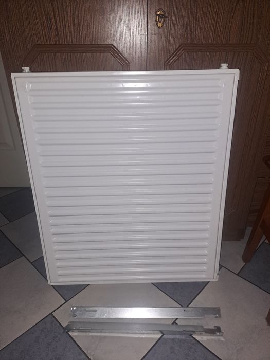 Grzejnik płytowy / ścienny - 72 / 60 cm