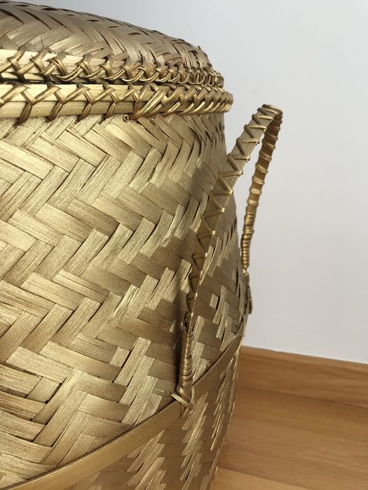 Cesto dourado com tampa