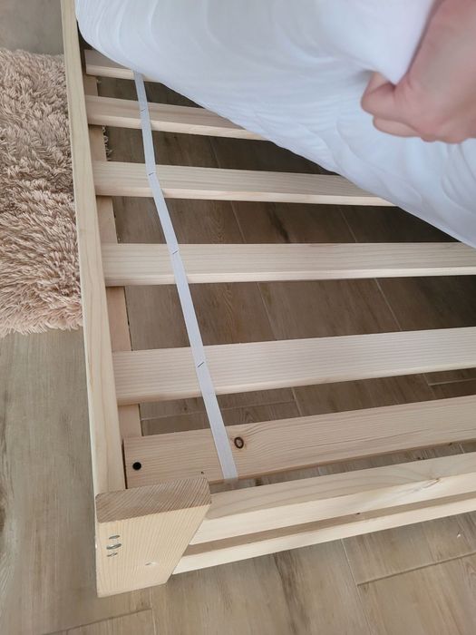 Łóżko z materacem 180×200 .