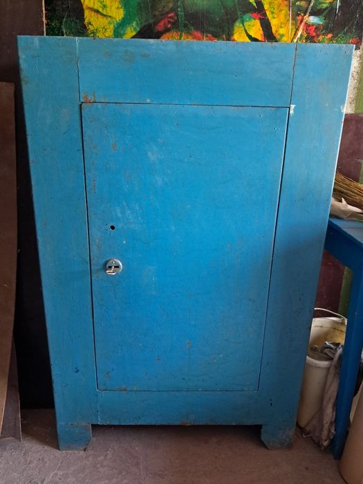 Сейф металлический.