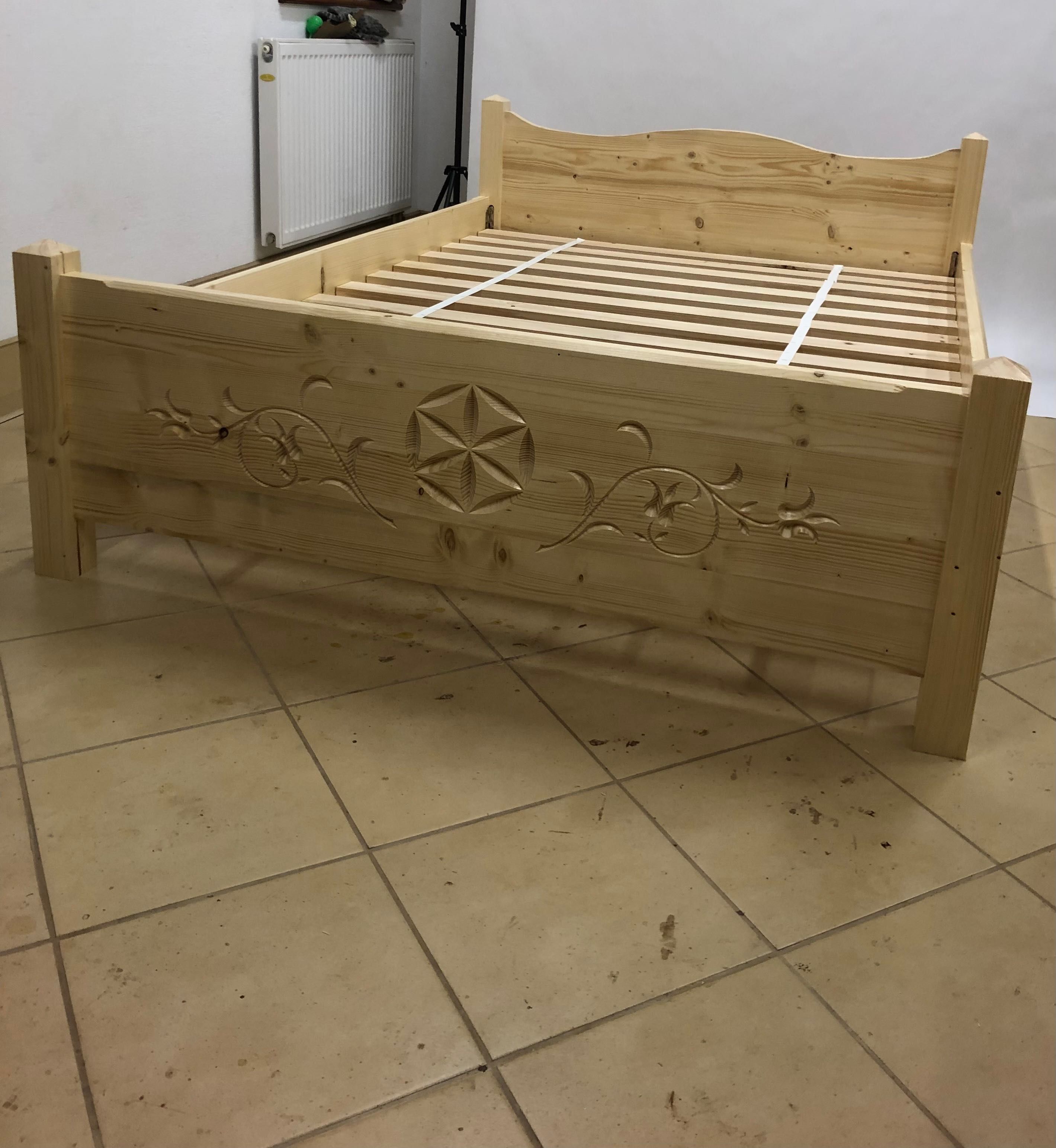 Łóżko góralskie drewniane bogato rzeźbione