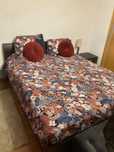 Cama, colchão, estrado, mesas cabeceira (conjunto)