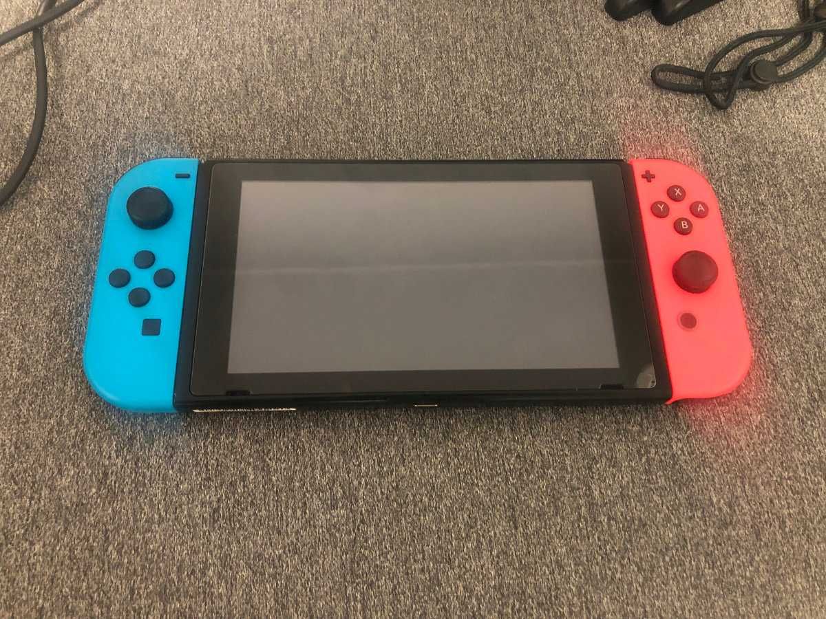 Nintendo Switch – Konsola do gier + futerał + 19 oryginalnych gier