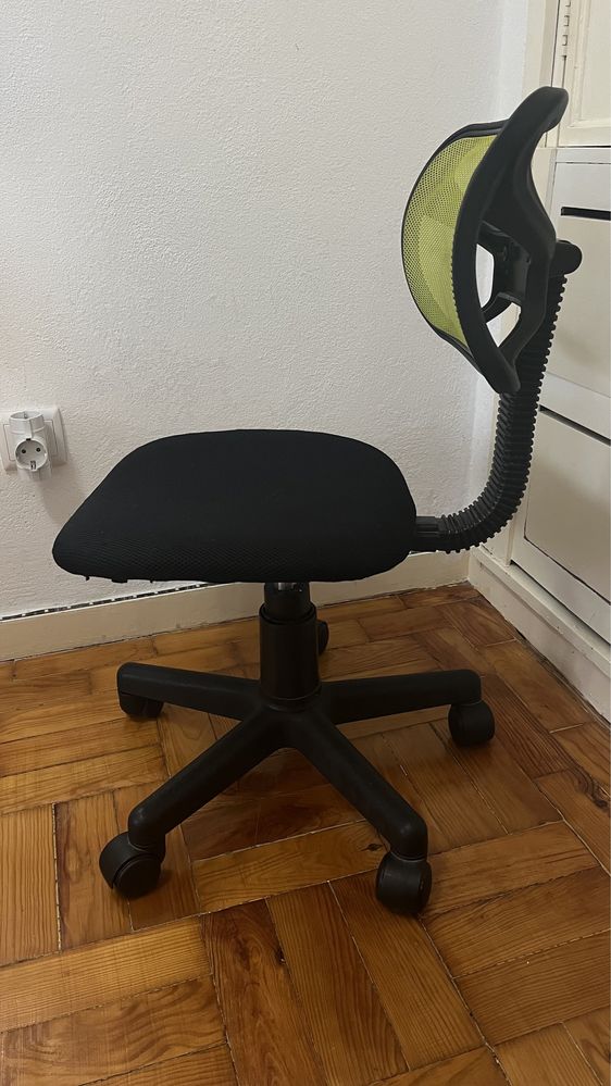Cadeira de escritório com rodas e ajustável