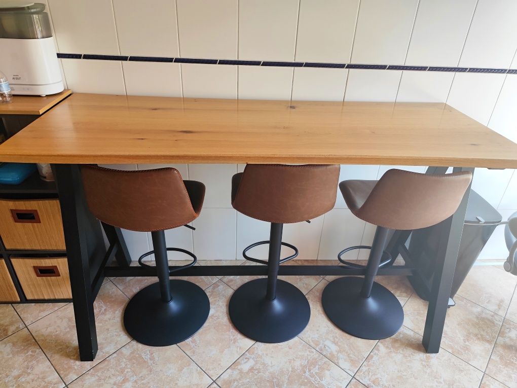 Mesa e bancos estilo Bar