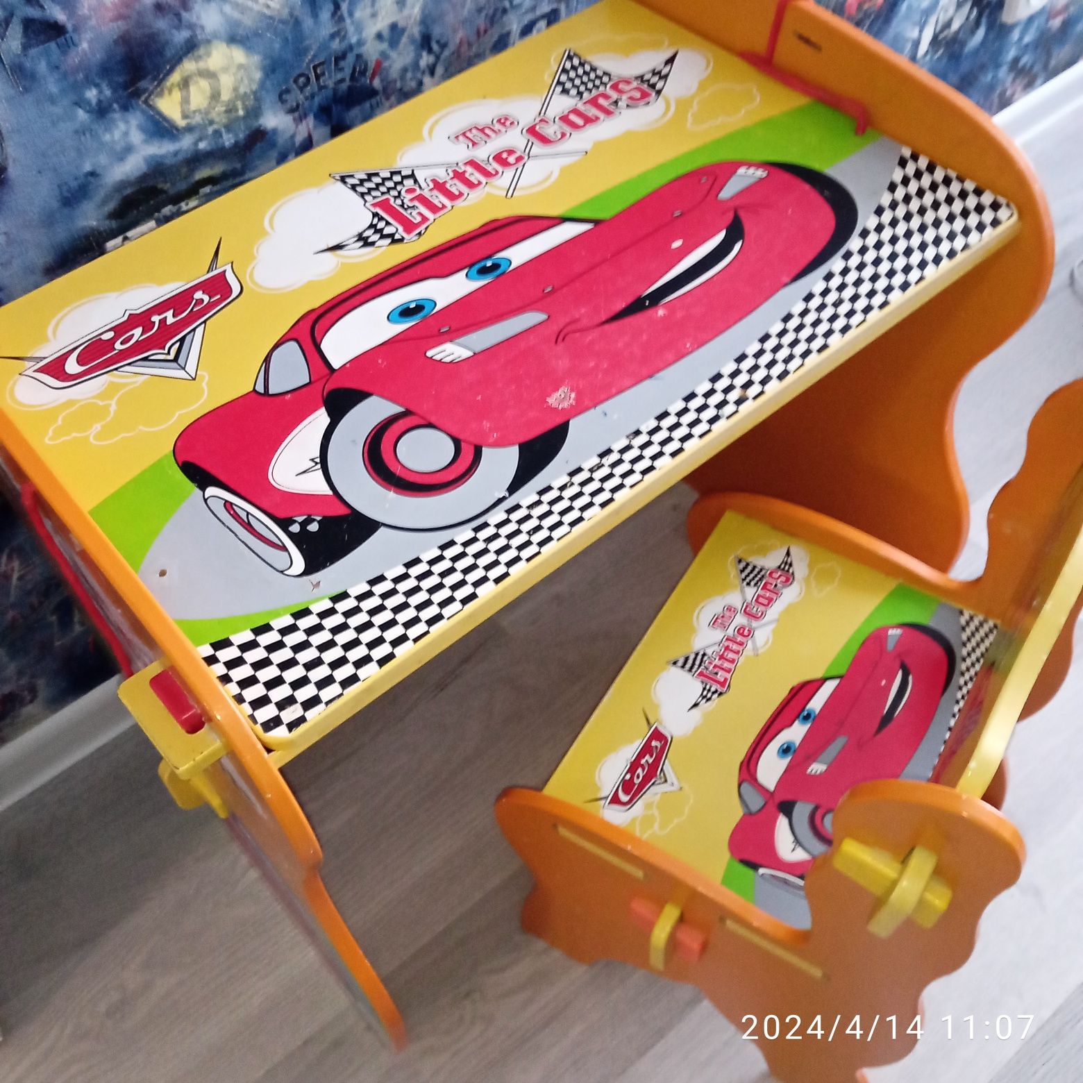 Дитячий столик зі стільцем