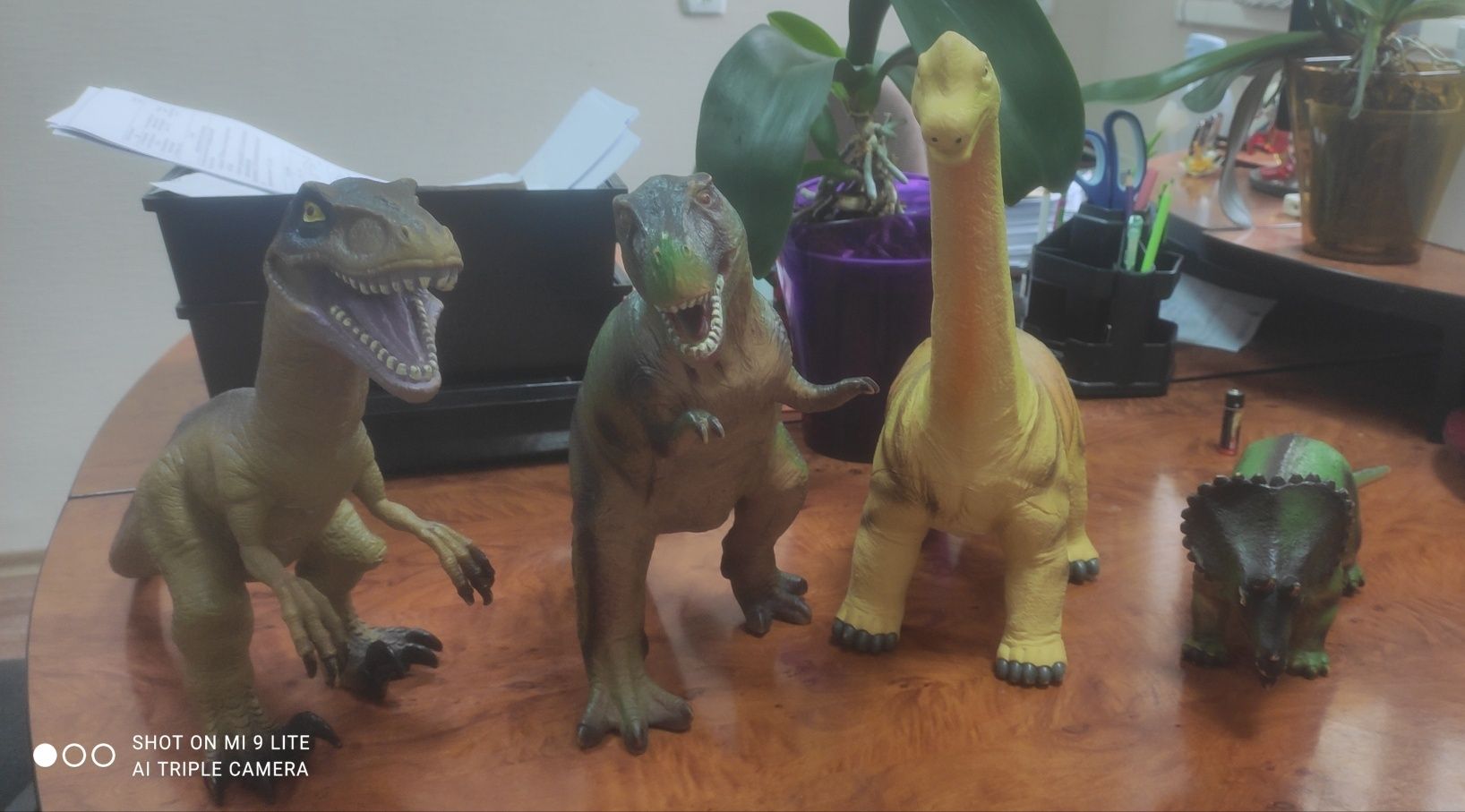 Резиновій динозаври великі в в гарному стані