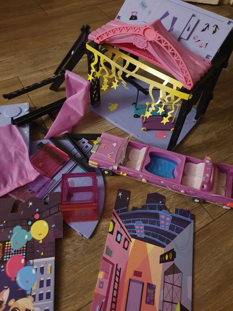 Limuzyna z basenem i scena Littlest pet shop