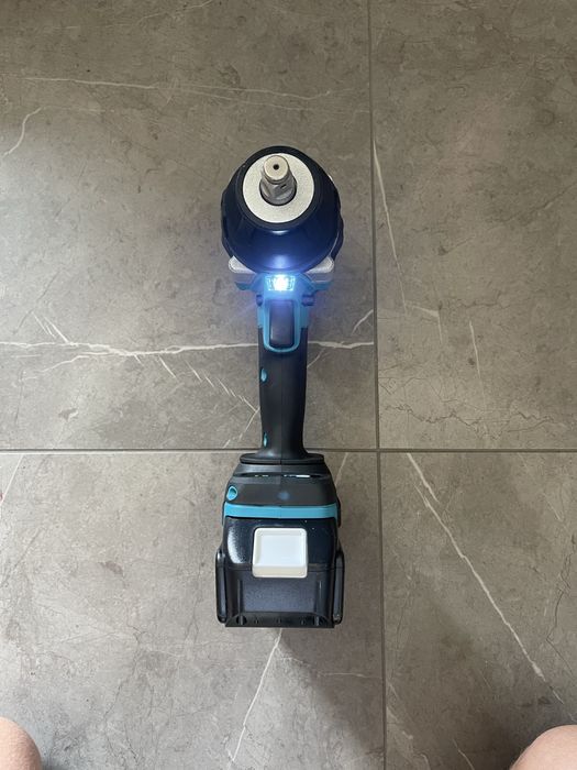 Klucz udarowy akumulatorowy Makita DTW700 + bateria Makita 18v 6.0Ah
