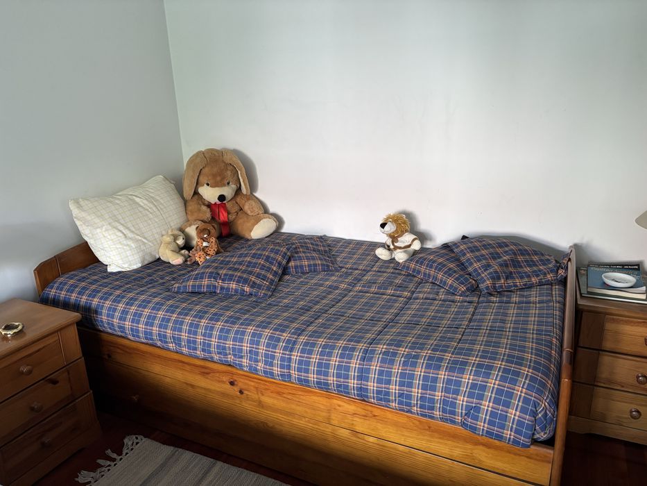 Cama de madeira e colchao com gavetão