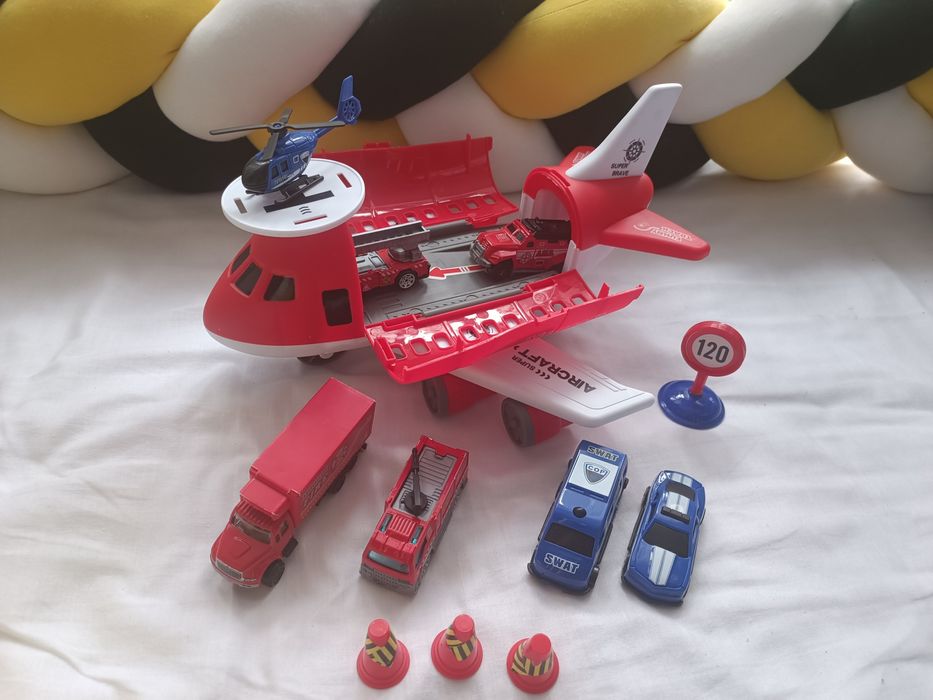 Samolot transportowy strażacki dla dziecka z samochodami