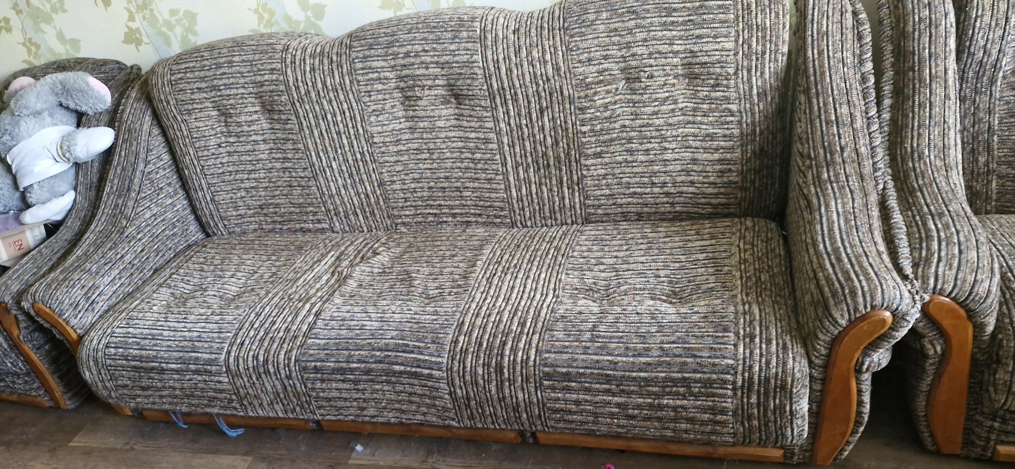 Продам гарнітур 2 дивани, 2 крісла, 2 пуфа з нішами та 6 стільців